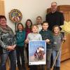 Üben für den Dreikönigstag: Als Sternsinger ziehen in Eußenhausen (von links) Lena Dietz, Laura Krines, Luis Gensler, Emily Gensler, Marvin Beck und Lisa Dietz von Haus zu Haus (es fehlen Dorina Schmitt und Milena Uhl). Angeleitet werden sie von Gisela Beck (links) und Pfarrer Thomas Menzel.