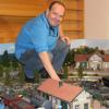 Modellbauer Robert Schoue mit einer Szene, die es auch am Gerolzhöfer Bahnhof gegeben hat: die Verladung von Panzern der Amerikaner.