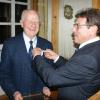 Rüdenhausens Bürgermeister Gerhard Ackermann ehrte Albert Eckstein mit der Bürgermedaille in Silber. Rüdenhausens Bürgermeister Gerhard Ackermann ehrte Albert Eckstein mit der Bürgermedaille in Silber.