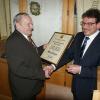Rüdenhausens Bürgermeister Gerhard Ackermann (rechts) ernannte Altbürgermeister Otto Spangler beim Neujahrsempfang der Gemeinde Ehrenbürger. 