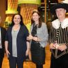 Jeder Besucher des Neujahrsempfangs der Marktgemeinde erhielt einen der 150 Schloss-Kekse, die Michaela Braun gebacken hatte. Im Bild (von links) Bürgermeister Manfred Schötz, Michaela Braun, Weinprinzessin Selina Dusold und der "Oberschwarzacher Schlossherr" Guido Plener. Jeder Besucher des Neujahrsempfangs der Marktgemeinde erhielt einen der 150 Schloss-Kekse, die Michaela Braun gebacken hatte. Im Bild (von links) Bürgermeister Manfred Schötz, Michaela Braun, Weinprinzessin Selina Dusold und der "Oberschwarzacher Schlossherr" Guido Plener.