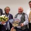 Die Verdienstmedaille mit Erlabrunner Wappen nahmen Inge und Karlheinz Eckert (Mitte) aus den Händen von Bürgermeister Thomas Benkert (links) und dessen Stellvertreter Jürgen Ködel in Empfang.
