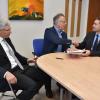 Erster Landesbeamter Ulrich Derpa (links) und Landrat Reinhard Frank (Mitte) beglückwünschten den neuen Bauamtsleiter Johannes Krombach und wünschten ihm viel Erfolg bei seiner Arbeit.