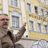Jürgen Dornberger kennt jede einzelne Straßenbahnrosette in Würzburg, auch diejenige, die am Würzburger Hof hängt.