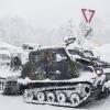 Ein Kettenfahrzeug der Bundeswehr unternimmt eine Versorgungsfahrt zur Siedlung Buchenhöhe in Berchtesgarden. Die Siedlung ist wegen des starken Schneefalls weitgehend abgeschnitten, wird aber mit Lebensmitteln ausreichend versorgt. Mit schweren Militärfahrzeugen kann Buchenhöhe weiter erreicht werden.