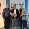 25 Jahre Diakonie: Michael Donath (Mitte) gratulierten Dekan Till Roth (links) und Hubert Beck.