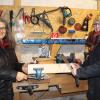 Bäuerin Christine Primbs (links) und Mitarbeiterin Maja Krauß in der Werkstatt. Bäuerin Christine Primbs (links) und Mitarbeiterin Maja Krauß in der Werkstatt.