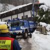Das Technische Hilfswerk aus Marktheidenfeld nutzt ihren Kran als Fixpunkt für die Sicherung der Helfer beim Dachräumen.