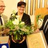 Der neue Träger der Scherenberg-Medaille Elmar Walter (rechts) mit seiner Ehefrau Marianne und Bürgermeister Herbert Fröhlich.