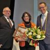 Tradition ist es, beim Neujahrsempfang der Gemeinde Veitshöchheim, eine Persönlichkeit zu ehren, die sich mindestens zwei Jahrzehnte, möglichst in verschiedenen Bereichen in der Gemeinde engagiert und eingebracht hat. Diese Auszeichnung wurde dieses Mal Andrea Huber zuteil. Im Bild bedanken sich Bürgermeister Jürgen Götz und sein Stellvertreter Winfried Knötgen (links) bei Huber mit einem Blumenstrauß und einem Gemälde für ihr Engagement seit 1990 in verschiedenen Funktionen in der katholischen Kuratiegemeinde.