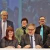 Am 9. November hatten der Bayerische Rundfunk und der Fastnacht-Verband Franken in einem Kooperationsvertrag die Zusammenarbeit für die Fastnacht in Franken um weitere fünf Jahre verlängert. Damit die Live-Sendung in diesen fünf Jahren auch weiterhin aus Veitshöchheim kommt, unterschrieben beim Neujahrsempfang der Gemeinde eine entsprechende Vereinbarung (vorne von links): Jürgen Götz, Heidrun Stegner, Bernhard Schlereth und Marco Anderlik. Über die Schulter schauen Rainer Kinzkofer, Cornelia Lyding, ) und Christian Hauser. Am 9. November hatten der Bayerische Rundfunk und der Fastnacht-Verband Franken in einem Kooperationsvertrag die Zusammenarbeit für die Fastnacht in Franken um weitere fünf Jahre verlängert. Damit die Live-Sendung in diesen fünf Jahren auch weiterhin aus Veitshöchheim kommt, unterschrieben beim Neujahrsempfang der Gemeinde eine entsprechende Vereinbarung (vorne von links): Jürgen Götz, Heidrun Stegner, Bernhard Schlereth und Marco Anderlik. Über die Schulter schauen Rainer Kinzkofer, Cornelia Lyding, ) und Christian Hauser.