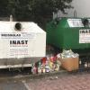 So sollte es am Glascontainer nicht aussehen. Die Glasflaschen müssen getrennt nach Farben in die Behälter geworfen werden. Sollten die Behälter voll sein, ist die Leerung abzuwarten, oder ein anderer Glascontainerstandort anzufahren.