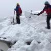 Gesichert wie bei einer Bergtour: Mitarbeiter der Bergwacht Oberbach helfen seit Sonntag in Pieding im Landkreis Traunstein. Auch eine Reha-Klinik wurde dabei von den Schneemassen befreit. Zum sechsköpfigen Team gehören auch zwei Waldberger.