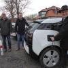 Einmal volltanken bitte. Die Ladesäule für Elektroautos nahmen am ehemaligen Gaubahnhof in Gaukönigshofen (von links) Bernhard Rhein, Tobias Reindel und Landrat Eberhard Nuß symbolisch in Betrieb.
