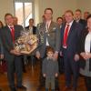 Bürgermeister Thomas Eberth freut sich mit 2. Bürgermeisterin Sieglinde Bayerl und 3. Bürgermeister Edgar Kamm über die Leistungen und Erfolge des Sportschützenvereins. Frank Pfeuffer und Sebastian Steinmetz erkämpften sich den Deutscher Meistertitel.
