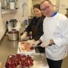 Da läuft das Wasser im Mund zusammen: Viel Spaß hatten Workshop-Leiter Stefan Nüster und Agnes Sitzmann, Küchenchefin der Umweltbildungsstätte Oberelsbach, beim Zubereiten der Holunderbirnen für die Nachspeise. Da läuft das Wasser im Mund zusammen: Viel Spaß hatten Workshop-Leiter Stefan Nüster und Agnes Sitzmann, Küchenchefin der Umweltbildungsstätte Oberelsbach, beim Zubereiten der Holunderbirnen für die Nachspeise.