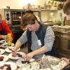 Der letzte Schliff: Gemeinsam wurde die Vorspeise, ein Dreierlei von Roter Beete mit fruchtiger Ziegenfrischkäseterrine, von den Workshop-Teilnehmern garniert. Der letzte Schliff: Gemeinsam wurde die Vorspeise, ein Dreierlei von Roter Beete mit fruchtiger Ziegenfrischkäseterrine, von den Workshop-Teilnehmern garniert.