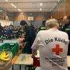 Ein Blick in die Mehrzweckhalle in Saaldorf. Hier sind weitere Einsatzkräfte untergebracht und werden vom Österreichischen Roten Kreuz versorgt. Foto: BRK Berchtesgadener Land Ein Blick in die Mehrzweckhalle in Saaldorf. Hier sind weitere Einsatzkräfte untergebracht und werden vom Österreichischen Roten Kreuz versorgt. Foto: BRK Berchtesgadener Land