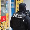 Vermummte Einsatzkräfte stehen vor einem Kiosk im Stadtteil Neukölln: Die Berliner Polizei geht seit einiger Zeit verstärkt gegen kriminelle arabische Großfamilien vor.