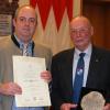Oliver Bauer überreichte Leo Fischer die silberne Anerkennungsplakette für die Soldaten- und Bürgerkameradschaft Oliver Bauer überreichte Leo Fischer die silberne Anerkennungsplakette für die Soldaten- und Bürgerkameradschaft