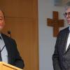 Der Leiter der FakS Harald Wildfeuer (links) danke Professor Dr. Wolfgang Renninger für seine Ermutigung zum digitalen Lernen.