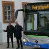 Über die Zusammenarbeit von Gemeinde und Stadtwerke freuen sich (von links) Bürgermeister Ulrich Werner und Harald Mendrock, Leiter Personenverkehr und Fahrzeugtechnik bei den Stadtwerken Schweinfurt.