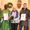 Helene Thaler (Mitte) und Peter Fuchs (Zweiter von rechts) gehen jetzt neue Wege. Verabschiedet wurden sie von Kirchenpfleger Wolfgang Thaler (links), Pfarrer Gaston Bindele und der Pfarrgemeinderatsvorsitzenden Louisa Thaler (rechts).