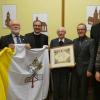 Im Rahmen des Neujahrsempfangs der Pfarrgemeinde Nordheim wurde auch der 90. Geburtstag von Pfarrer Karl Hauck (Mitte) nachträglich mitgefeiert. Als Geschenke bekam er unter anderem eine Vatikanfahne und den apostolischen Segen von Papst Franziskus. Im Bild (von links) der stellvertretende Landrat Peter Suckfüll, Egon Bauß, Sprecher des Gemeindeforums Nordheim, Pfarrvikar Paul Reder, Ruhestandspfarrer Karl Hauck, Bürgermeister Thomas Fischer, Pfarrer Thomas Menzel und Andreas Weber, Vorsitzender des Pfarreiengemeinschaftsrats.