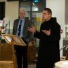 Christian Lorey (links) und Pater Christoph Gerhard stellten ihr Buch "Womit das Vakuum gefüllt ist" in der Klosterbuchhandlung in Münsterschwarzach vor.