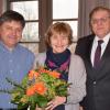 Landrat Helmut Weiß (rechts) verabschiedet die Ippesheimer Bürgermeisterin Doris Klose-Violette und heißt ihren Nachfolger Karl Schmidt im Kreis der Bürgermeisterkollegen willkommen.