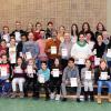 Stolz präsentieren auf dem Foto die 48 ausgezeichneten Leichtathleten des TSV Wonfurt ihre Urkunden und Anstecknadeln des Deutschen Sportabzeichens. Auf dem Bild zu sehen sind außerdem BLSV-Sportabzeichen Referent Uwe Derra (1. Reihe stehend, 1. v. r.), die zehn Sportabzeichen-Prüfer, Turn- und Leichtathletikabteilungsleiterin Chris Wagenhäuser (1. Reihe stehend,4. von r.), Vorständin für Organisation und Wirtschaftsbetrieb, Elena Fromm (1. Reihe stehend, 6. v. r.) sowie Vorständin für Sport des TSV Wonfurt, Kerstin Keller (letzte Reihe v. hinten, 2. v. r.), die ebenfalls das Ehrenzeichen verliehen bekamen.