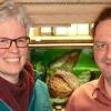 Thomas Luciow und seine Frau Sabine Henek freuen sich über die Goldmedaille für Ihre "Schwarzen Nüsse".