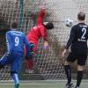 Sands Keeper Markus Geier streckt sich vergebens. Alexander Greß trifft mit einer direkt verwandelten Ecke zum 0:1.