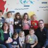 Die Westheimer Musikanten überreichten kürzlich eine Spende in Höhe von 750 Euro an den Katholischen Kindergarten in Westheim. Der Betrag stammt aus dem Erlös der Konzerte, die die Westheimer Musikanten in den vergangenen zwei Jahren in der Pfarrkirche St. Michael zu Westheim veranstalteten. Bei den Kindern und Betreuern im Kindergarten ist die Freude groß. Mit der Geldspende wird die musikalische Früherziehung gefördert und zusätzliche Spielsachen bereitgestellt. Unser Bild zeigt (von links) Annemarie Dotterweich (Kirchenverwaltung), Katja Meissner (Kindergartenleitung), Tobias Eirich (1. Vorsitzender Westheimer Musikanten) und Georg Schwab (2. Vorsitzender) sowie einen Teil der Kindergartenkinder. (cr)