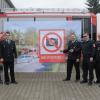 Eine Sichtschutzplane überreichte (von links) Marcus Worm an die Feuerwehr Greußenheim mit Frank Hetzer, Benedikt Steinmetz, Reinhold Seubert und Kreisbrandinspektor Winfried Weidner.