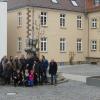 Drei Blumeneschen umrahmen jetzt den Brunnen im Zehnthof, dazwischen ein Teil der Spender.