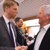 Der Vorsitzende des Gemeindewahlausschusses Bernd Hartmannsgruber (rechts) gratulierte am Sonntagabend Markus Herrera Torrez, Gewinner der Wertheimer OB-Wahl.
