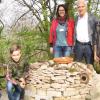 Im Garten der Klinik am Steigerwald ist eine Steinpyramide entstanden. Im Bild (von rechts) Uli Aumüller vom Gartenteam der Klinik, Klinikleiter Dr. Christian Schmincke, Natascha Reiter (Kliniklehrerin) und die jungen Patienten Leon Mauerer und Antoni Häffner.