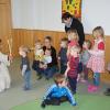 "Das ist kein Zauber", erklärte Gemeindereferentin Evi Warnke den Kindern zum Blasiussegen. "Wir bitten Gott mit dem Heilgen Blasius, dass er bei uns ist und uns beschützt."