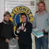 Knapp 200 gebrauchte Hörgeräte konnten die beiden Filialleiter Heiko Fakesch (Bad Königshofen) und Jürgen Popp (Hildburghausen) (Zweiter und Erster von rechts) an die Lions-Präsidentin Christine Wehe (Zweiter von links) übergeben. In der Mitte Referentin Sabine Hertlein, ganz links Dr. Gert Kaßler.