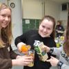 Partyspaß ohne Alkohol: Schülerinnen mixen alkoholfreie Getränke