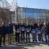 Auf dem Bild sind zu sehen (von links) Oliver Thiele (Personalleitung), André Reich (Geschäftsführung), Valerius Wiesner, Lucas Pöche, Hendrik Degant, Joel Thewis, Steffen Schreiber, Elena Manger, Oliver Söder, Klaus Diemar (Ausbildungsleiter), Sebastian Mahr und Martin Faulstich (Ausbildungsleiter).