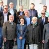 Sie stehen hinter der FBG (erste Reihe von links): 2. Vorsitzender Ulrich Waldsachs, Vorstandsmitglied Birgit Kompe, Beisitzerin Agathe Heuser-Panten, 1. Vorsitzender Thomas Fischer sowie (zweite Reihe von links) Revierförster Otfried Pankratius, 3. Vorsitzender Friedolin Link, Beisitzer Matthias Liebst, Beisitzer Martin Link, Forstamtsrat Georg Grief und (dritte Reihe von links) Revierförster Michael Merkel, Beisitzer Eberhard Streit, Fritz Waiden (AELF), Beisitzer Reimund Voß, Vorstandsmitglied Martin Drawert, Kämmerer Ludwig Backhaus und Geschäftsführer Andree Link. Sie stehen hinter der FBG (erste Reihe von links): 2. Vorsitzender Ulrich Waldsachs, Vorstandsmitglied Birgit Kompe, Beisitzerin Agathe Heuser-Panten, 1. Vorsitzender Thomas Fischer sowie (zweite Reihe von links) Revierförster Otfried Pankratius, 3. Vorsitzender Friedolin Link, Beisitzer Matthias Liebst, Beisitzer Martin Link, Forstamtsrat Georg Grief und (dritte Reihe von links) Revierförster Michael Merkel, Beisitzer Eberhard Streit, Fritz Waiden (AELF), Beisitzer Reimund Voß, Vorstandsmitglied Martin Drawert, Kämmerer Ludwig Backhaus und Geschäftsführer Andree Link.