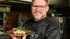 Was macht man am besten aus dem Ei? Michael Philipp vom Restaurant Philipp aus Sommerhausen kocht es 70 Minuten - und serviert es auf Spargel und mit Frühlingssalat.
