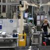ZF hat seine Ausgaben für Forschung und Entwicklung gesteigert, vor allem für die Elektrifizierung von Fahrzeugen. Rückläufig hingegen ist die Erfolgsbeteiligung für die Mitarbeiter. Im Bild ein Blick in eine Produktionshalle von ZF im Schweinfurter Werk-Süd. 