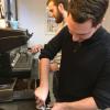 Die beiden Geschäftsführer Max Belz (hinten) und Alexander Pokorny legen selbst Hand an. Pokorny drückt gerade das Kaffeemehl mit einem Tamper im Siebträger fest. Die beiden Geschäftsführer Max Belz (hinten) und Alexander Pokorny legen selbst Hand an. Pokorny drückt gerade das Kaffeemehl mit einem Tamper im Siebträger fest.