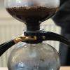 Der Vakuumbrüher ist eine der vier Brühmethoden, die die Kursteilnehmer bei der Kaffeeschulung austesten. Der Vakuumbrüher ist eine der vier Brühmethoden, die die Kursteilnehmer bei der Kaffeeschulung austesten.