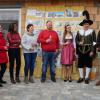 Pfarrer Stefan Mai segnete die neue Hofkäserei von Annette und Armin Zehner. Im Bild, von links: Bürgermeister Manfred Schötz, Beate Glotzmann von der Tourist-Info Gerolzhofen, Landtagsabgeordnete Barbara Becker, Annette und Armin Götz, Weinprinzessin Franziska Baumann, Schlossherr Guido Plener, Landrat Florian Töpper und Pfarrer Stefan Mai.
