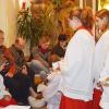 Pfarrvikar Paul Mutume bei der Fußwaschungszeremonie in Eyershausen.