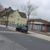 In der Würzburger Straße wird weiter gebaut: Das Wohnhaus mit Blumenladen (links) wird abgerissen, die Tankstelle bleibt vorerst In der Würzburger Straße wird weiter gebaut: Das Wohnhaus mit Blumenladen (links) wird abgerissen, die Tankstelle bleibt vorerst